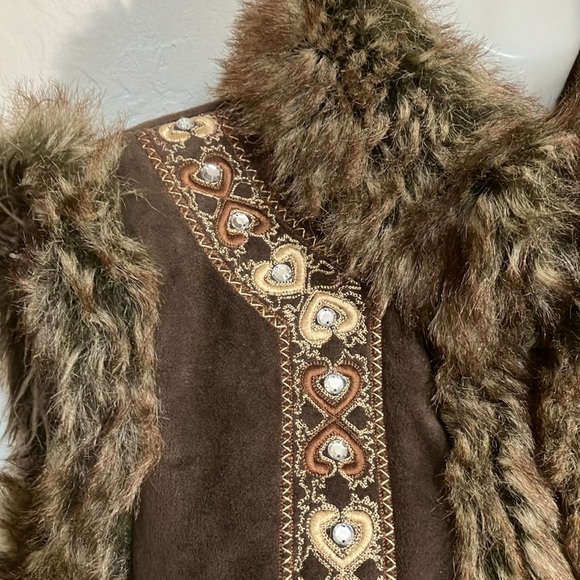 Regent Park faux fur vest with faux rhinestones Large - Picture 3 of 12